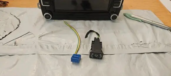 Volkswagen Tiguan AUX in-socket connector 