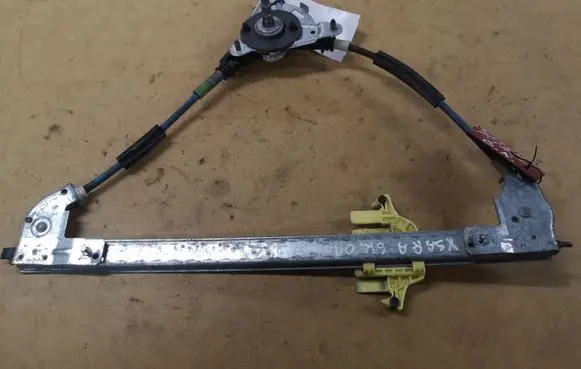 Rear door manual window regulator
