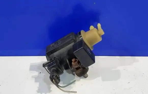 Engine mount vacuum valve