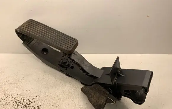 Accelerator throttle pedal