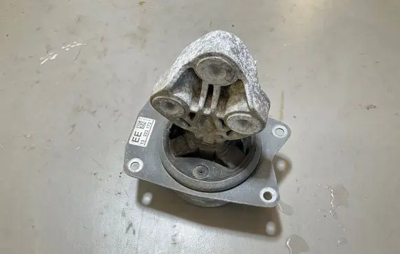 Opel Insignia A Engine mount bracket 13322173