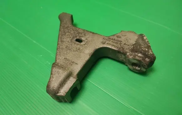 Opel Vivaro Gearbox mounting bracket 244834609R 93450725