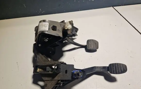 Opel Movano B Pedal assembly 465105948R