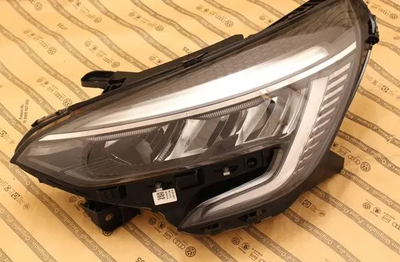 Renault Clio V Headlight/headlamp 260607647R
