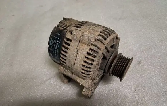 Audi 80 90 S2 B4 Generator/alternator 028903025E