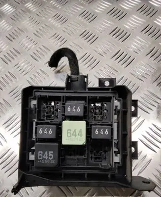 Volkswagen Touareg II Relay mounting block 7P0937211A