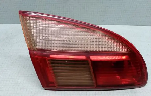 Toyota Avensis T220 Tailgate rear/tail lights