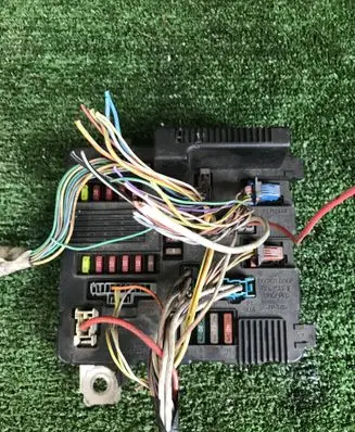 Renault Megane II Fuse module 8200306033A 04251 S118399300J