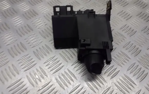 Mercedes-Benz E W210 Headlight level adjustment motor 2105450104