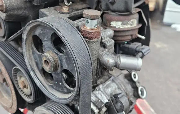 Opel Insignia A Power steering pump 55563329