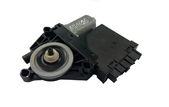 Volvo XC90 Front door window regulator motor 32214067
