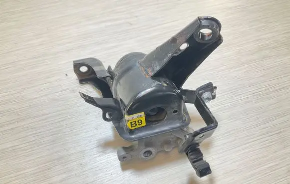 Toyota Auris E210 Engine mount bracket