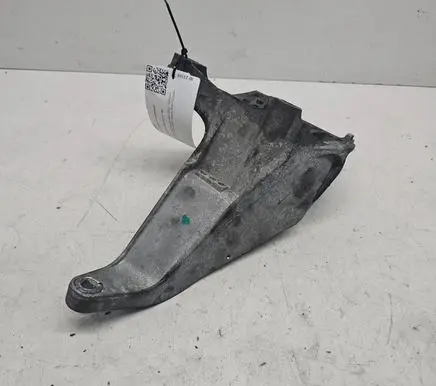 Engine mounting bracket