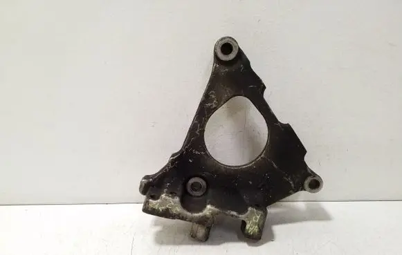 Nissan X-Trail T30 Engine mounting bracket
