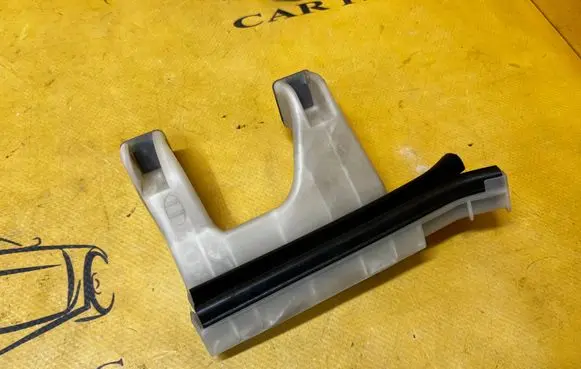 Dacia Sandero III Rear door windshield rail 822186365R