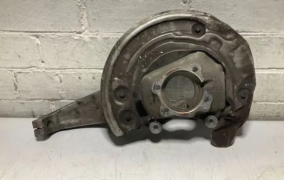 BMW 5 G30 G31 G38 Front wheel hub 6884382 04817