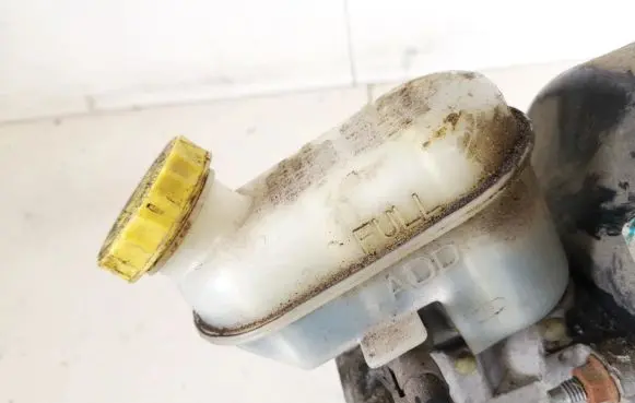 Chrysler PT Cruiser Brake fluid reservoir 