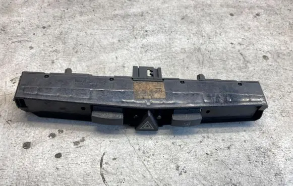 Opel Zafira B Hazard light switch 13100105