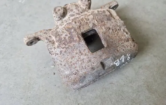 Mitsubishi L200 Front brake caliper