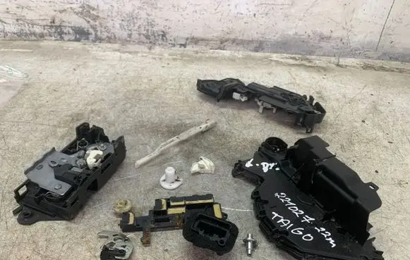 Volkswagen Taigo Front door lock