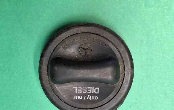 Mercedes-Benz C W203 Fuel tank filler cap A2034700205