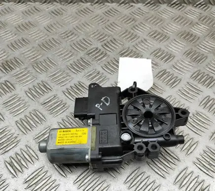 Hyundai i40 Front door window regulator motor 824603Z010 F00S1A2934