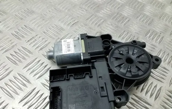 Volkswagen PASSAT B7 Front door window regulator motor 3C0959792C 3AA959702A