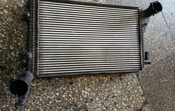 Volkswagen Touran I Intercooler radiator 1K0145803H