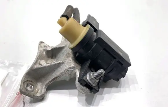 Nissan Pulsar Fuel pressure regulator 8200790180