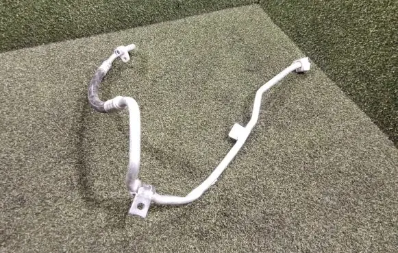Opel Vivaro Air conditioning (A/C) pipe/hose 924903875R 93458912