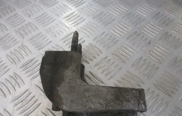 Toyota Avensis T220 Engine mounting bracket