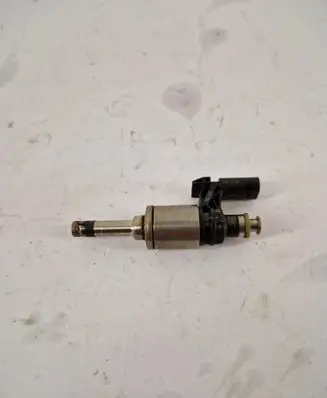 Volkswagen Golf Sportsvan Fuel injector 04E906036Q