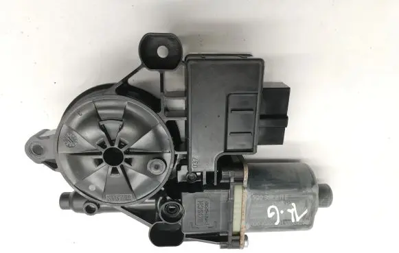 Volkswagen Tiguan Rear door window regulator motor 5Q0959811E
