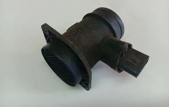 Volkswagen PASSAT B5 Mass air flow meter 70640015
