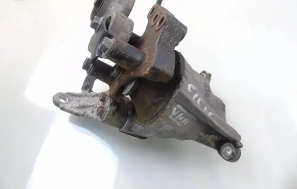 Engine mount vacuum valve