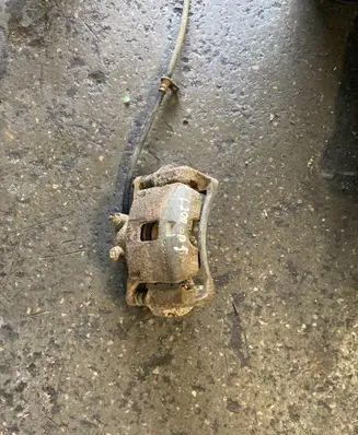 Mitsubishi L200 Front brake caliper