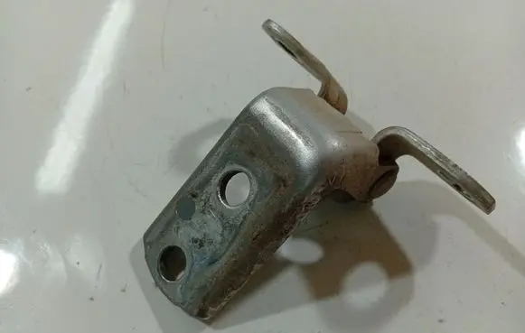 Toyota Avensis Verso Rear door lower hinge 