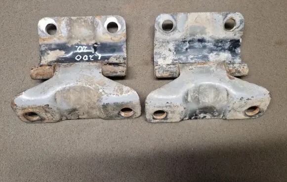 Mitsubishi L200 Loading door hinge set 