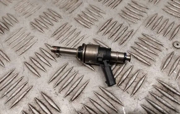 Audi Q7 4M Fuel injector 06C906036D