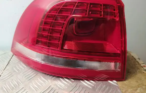 Volkswagen Touareg II Rear/tail lights 7P6945207