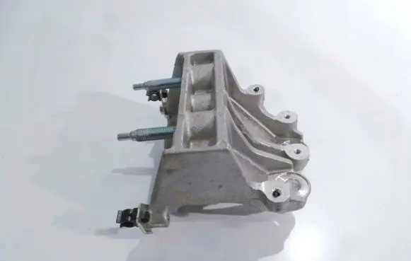 Suzuki SX4 S-Cross Engine mounting bracket