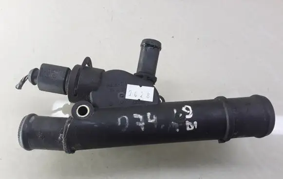 Volkswagen Golf IV Engine coolant pipe/hose 038121133