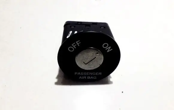 Passenger airbag on/off switch