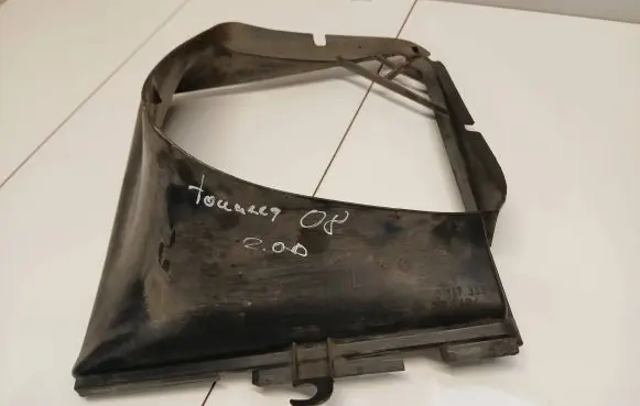 Volkswagen Touareg I Intercooler air channel guide 7L0117339