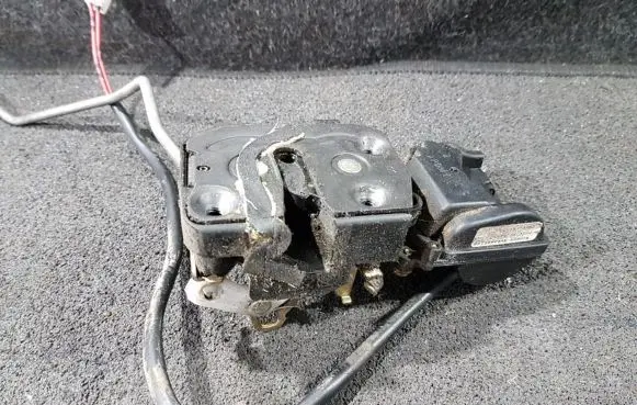 Mazda 323 F Front door lock