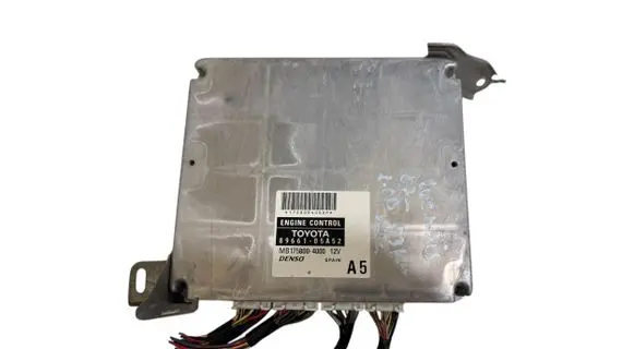 Toyota Avensis T250 Engine control unit/module 8966105A52 MB1758004000