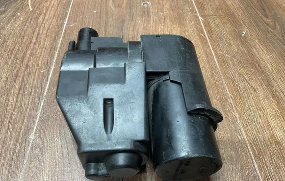 Mercedes-Benz S W126 Central locking vacuum pump 1268000348