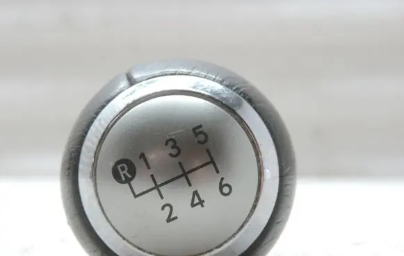 Toyota Yaris Gear lever shifter trim leather/knob 335040D270C0