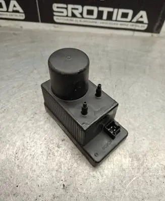 Mercedes-Benz C W203 Central locking vacuum pump 2038000048 0132006365