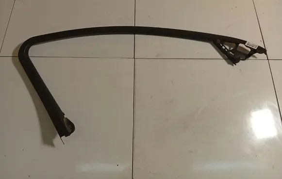 Opel Insignia A Front door glass trim molding 360583280